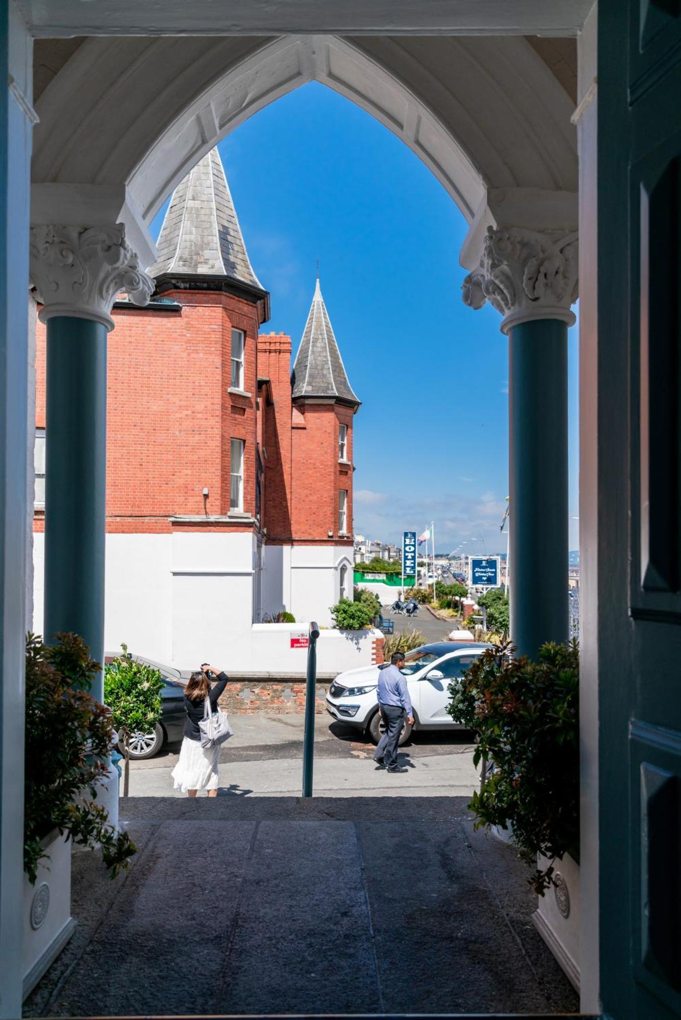 The Strand Hotel Former Home Of Oscar Wilde & Caffe Vergnano 1882 Bray Zewnętrze zdjęcie